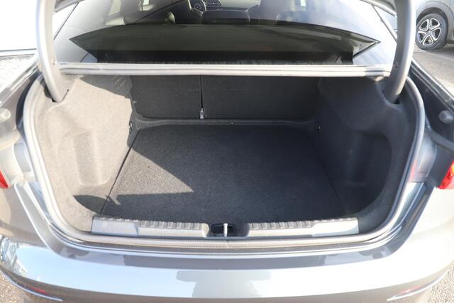 Audi A3 Limousine 30 TFSI Business edition Automaat Panoramadak 18 inch LMV Full LED Lederen bekleding Navigatie Carplay Android