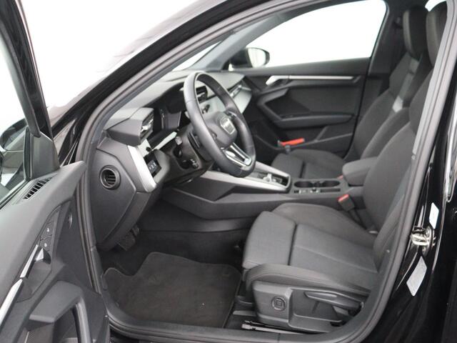 Audi A3 Limousine 30 TFSI Advanced edition | Stoelverwarming | Adaptive Cruise | Trekhaak | Carplay | LED | PDC | Navigatie | DAB