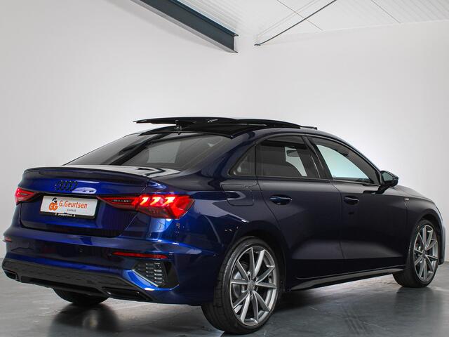 Audi A3 Limousine 35 TFSI S-Line Panoramadak, RS-Stoelen, Alcantara, LED, Virtual Cockpit, B&O, Rode Stiksels