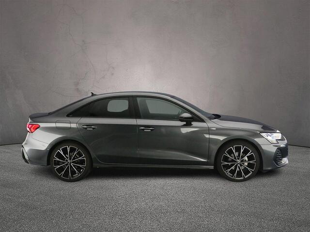 Audi A3 Limousine 30 TFSI S edition | Camera | Sportstoelen | Privacy Glass | Draadloze telefoonlader | Sportonderstel
