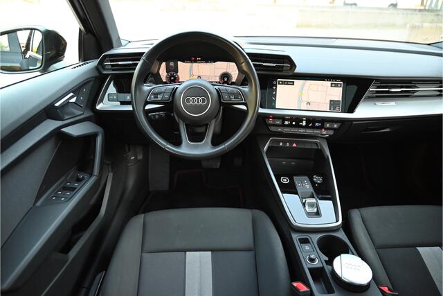 Audi A3 Limousine 35 TFSI S-LINE / PANO / CARBON / LED MATRIX / CAMERA / ACC / LANE ASSIST / 19"