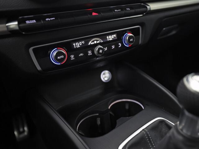 Audi A3 Limousine 1.0 TFSI S-Line Sport (2X S-LINE, GROOT NAVI, CLIMATE, DYNAMISCHE KNIPPERLICHTEN, SPORTSTOELEN, LEDER, GETINT GLAS, NIEUWE APK, NIEUWSTAAT)