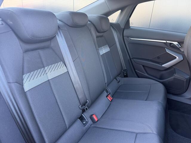 Audi A3 Limousine 30 TFSI Pro Line / Cruise control / Autom. inparkeren / parkeer sensoren voor, achter / Carplay / Privacy glass / sportstoelen /