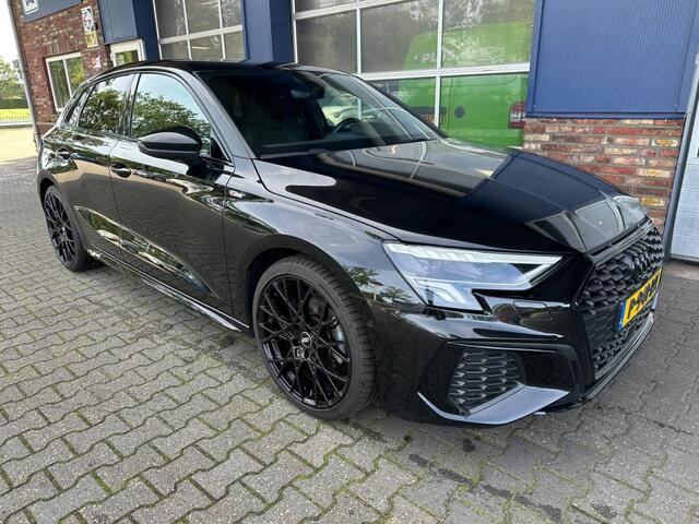 Audi A3 30 TFSI S-LINE, Black, Automaat, ACC, Camera, Carplay, ALL IN prijs!