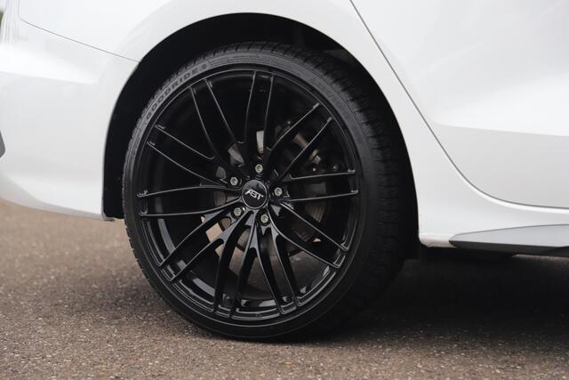 Audi A3 Limousine 30 TFSI S edition Automaat 19 inch ABT Velgen RS Zetels Rode Stiksels Navigatie Carplay Adaptive Cruise Rijstrooksensor Parkeersensor 2X S-Line