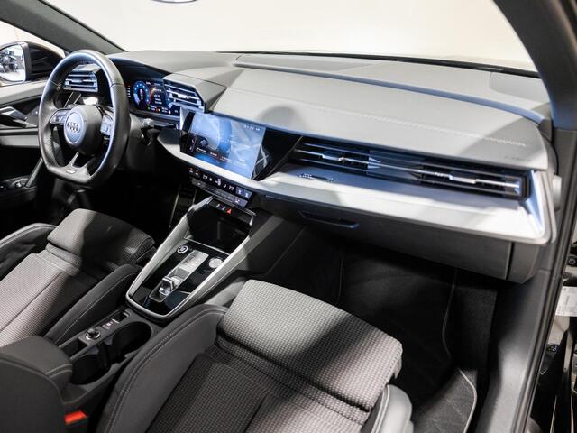 Audi A3 Limousine 30 TFSI 2x S-Line edition / 110pk / Panorama dak / Trekhaak /
