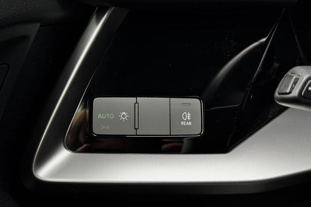 Audi A3 SPORTBACK 30 TFSI S Edition - Virtual Cockpit - Navi - Stoelverwarming - Draadloos Laden - LED - Business-pakket - Rijklaar