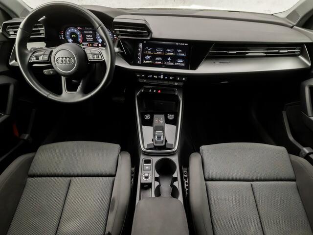 Audi A3 SPORTBACK 30 TFSI Sportline Automaat (APPLE CARPLAY, GROOT NAVI, VIRTUAL COCKPIT, CAMERA, SPORTSTOELEN, LED KOPLAMPEN, GETINT GLAS, ZWART HEMEL, CRUISE, NIEUWSTAAT)