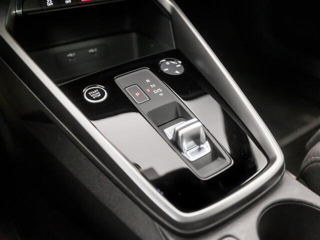Audi A3 SPORTBACK 30 TFSI Sportline Automaat (APPLE CARPLAY, GROOT NAVI, VIRTUAL COCKPIT, CAMERA, SPORTSTOELEN, LED KOPLAMPEN, GETINT GLAS, ZWART HEMEL, CRUISE, NIEUWSTAAT)