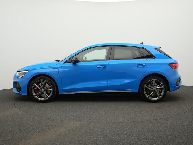 Audi A3 SPORTBACK S edition Competition 45 TFSI e 245 pk S-tronic | Stoelverwarming | Parkeersensoren achter | Leder | Cruise | 18 inch