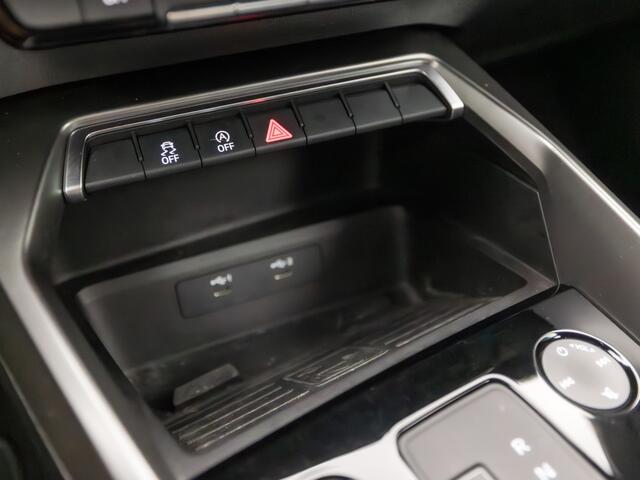 Audi A3 SPORTBACK 30 TFSI Black Sport Automaat (APPLE CARPLAY, GROOT NAVI, ADAPTIVE CRUISE, SPORTSTUUR, SPORTSTOELEN, LED KOPLAMPEN, LANE ASSIST, CRUISE, DAB+, PARKEERSENSOREN, NIEUWSTAAT)
