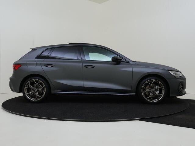 Audi A3 SPORTBACK 30 TFSI S edition | Daytonagrijs Exclusive Matlak | PANO | Ambiente lichtpakket Pro | Stoelverwarming | Optiek zwart Plus| 18 Inch | PDC Voor/Achter | 3-zone airco | Carplay/Andriod Auto | Draadloos lader | Privacy Glass