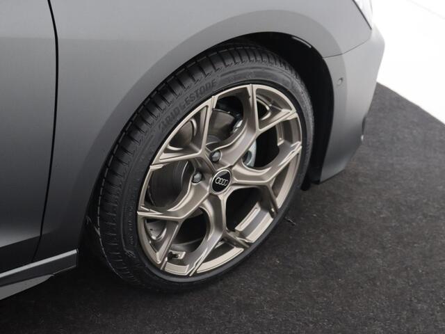 Audi A3 SPORTBACK 30 TFSI S edition | Daytonagrijs Exclusive Matlak | PANO | Ambiente lichtpakket Pro | Stoelverwarming | Optiek zwart Plus| 18 Inch | PDC Voor/Achter | 3-zone airco | Carplay/Andriod Auto | Draadloos lader | Privacy Glass