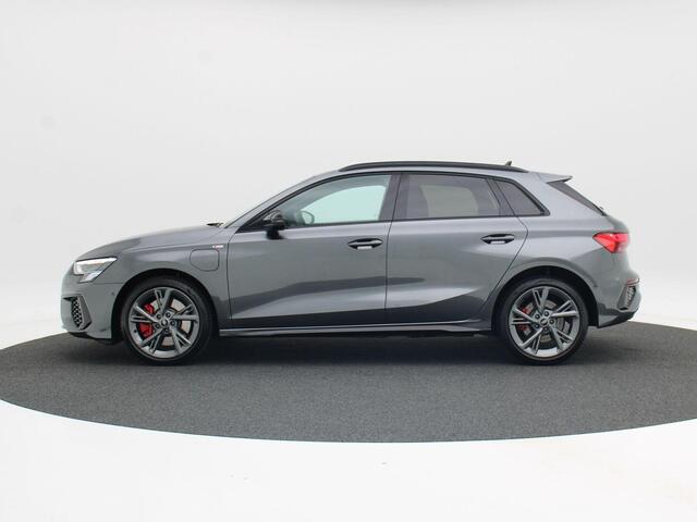 Audi A3 SPORTBACK 45 TFSi e 245 Pk Automaat S-Line Competition | Full LED | Trekhaak | Zwart Optiek | Privacy Glas | Adaptive Cruise | Stoelverwarming | Parkeersensoren | Carplay | 17.648 Km!!