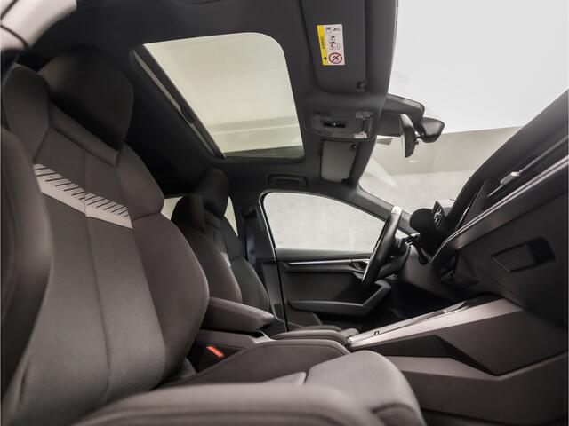 Audi A3 SPORTBACK 30 TFSI Sport Automaat (SCHUIFDAK, BLACK EDITION, APPLE CARPLAY, GROOT NAVI, ADAPTIVE CRUISE, SFEERVERLICHTING, GETINT GLAS, SPORTSTOELEN, DAKRAILS, LED KOPLAMPEN, NIEUWSTAAT)