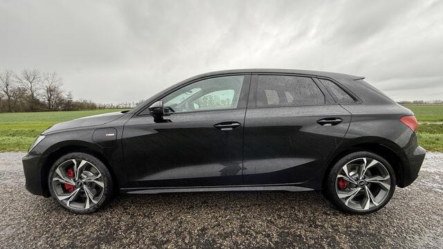 Audi A3 SPORTBACK 45 TFSI e plug in hybride S line, 200 KW/272 PK(!) DEMO S Line, Comfort pakket, Automaat, 18", Panorama, Clima, Black pareleffect