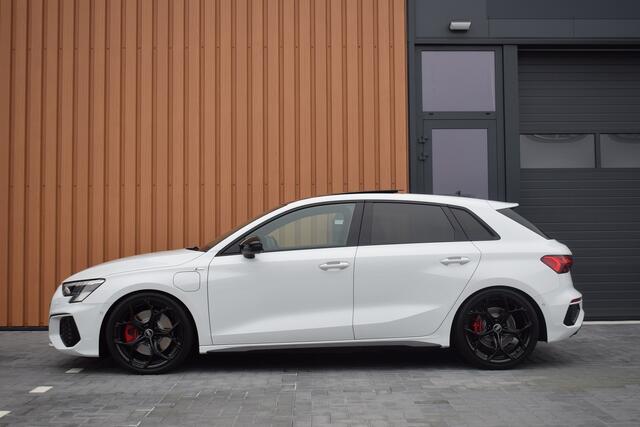 Audi A3 SPORTBACK 45 TFSI e S-line Competition | RS stoelen | Pano | 19"