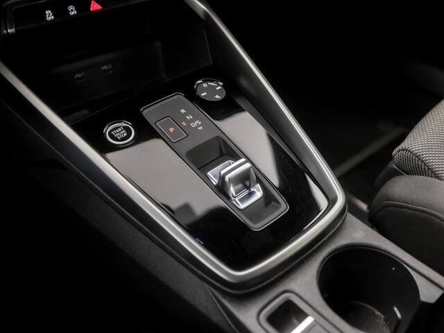 Audi A3 SPORTBACK 30 TFSI Sportline Automaat (APPLE CARPLAY, BLACK EDITION, GROOT NAVI, CLIMATE, GETINT GLAS, SPORTSTOELEN, CRUISE, MATRIX LED, PARKEERSENSOREN, NIEUWSTAAT)