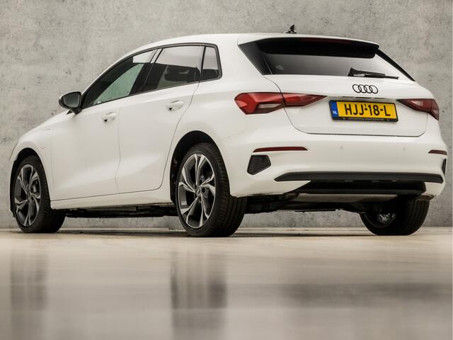 Audi A3 SPORTBACK 40 TFSI e Sport 204Pk Automaat (APPLE CARPLAY, CLIMATE, STOELVERWARMING, GETINT GLAS, SPORTSTOELEN, PARKEERSENSOREN, ZWART HEMEL, 18'' LM VELGEN, CRUISE, NIEUWSTAAT)