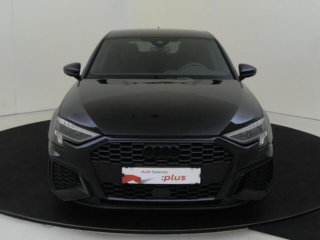 Audi A3 SPORTBACK 35 TFSI S edition | Trekhaak | Full LED verlichting | Navigatie Plus | Optiek zwart Plus | Adaptieve cruise control | CarPlay | Draadloze telefoonlader |