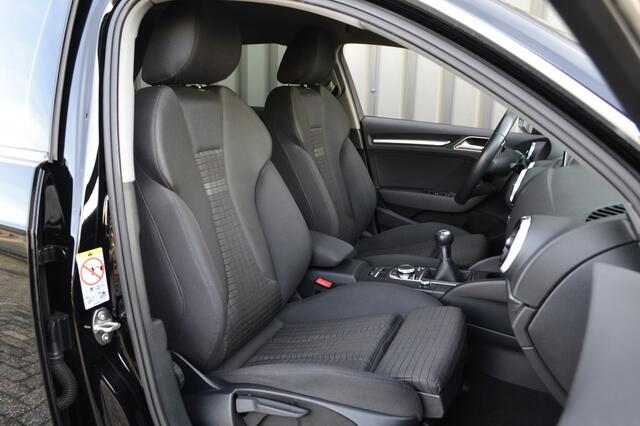 Audi A3 SPORTBACK 1.5 TFSI CoD S-Line Navi/LED/18'' inch