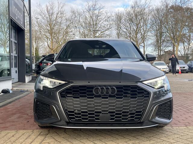Audi A3 SPORTBACK 40 TFSI e S-line / Leder-Alacantara RS Stoelen met Rode Stiksels / Zwart Optiek Plus / Camera / Elek. Stoelverstelling / Elek. Achterklep / Audi smartphone interface / 18'' LMV