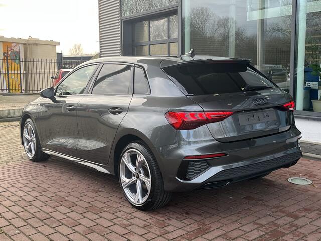 Audi A3 SPORTBACK 40 TFSI e S-line / Leder-Alacantara RS Stoelen met Rode Stiksels / Zwart Optiek Plus / Camera / Elek. Stoelverstelling / Elek. Achterklep / Audi smartphone interface / 18'' LMV