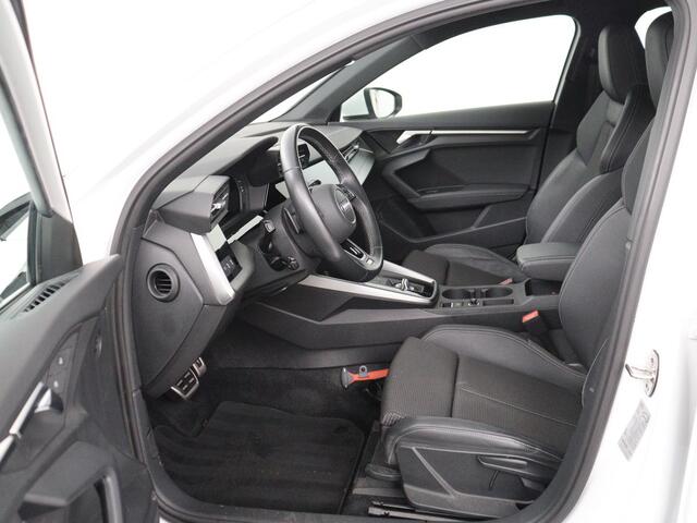 Audi A3 SPORTBACK 30 TFSI S edition | Stoelverwarming | Park Assist | Sportstoelen | Carplay | Half leder | Virtual Cockpit | Full LED | Navigatie | Climate control | Cruise control