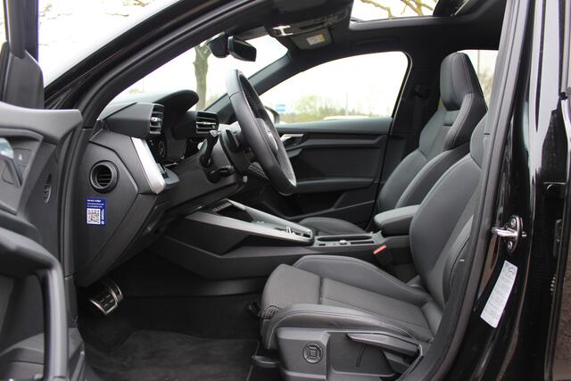 Audi A3 SPORTBACK 45 TFSI e S edition Competition / Trekhaak / Panoramadak / CarPlay / Matrix LED / Keyless / Parkeerhulp V+A / 18'' / Half leder / Navigatie / DAB / Dodehoek / Stoelverwarming / ACC