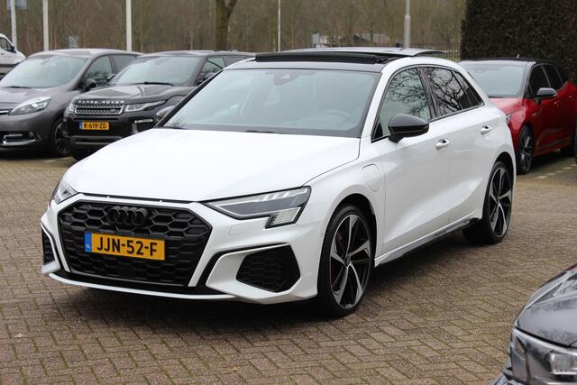 Audi A3 SPORTBACK 45 TFSI e S edition Competition / Camera / Panoramadak / Head-up / RS Seats / B&O / Elektr. stoelen / 19'' / CarPlay / Stoelmassage+Verwarming / Dodehoek / DAB / ACC