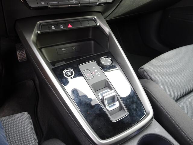 Audi A3 SPORTBACK 30 TFSI Advanced edition Navigatie, automatische airco, cruise controle, licht metalen velgen 17 inch, parkeersensoren, apple carplay, android auto, dab, enz.