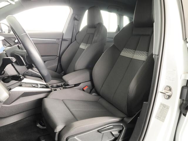 Audi A3 SPORTBACK 30 TFSI Attitude 110 pk S-tronic | Navigatie | Parkeersensoren achter | Cruise control | LED koplampen | Apple Carplay/Android Auto |