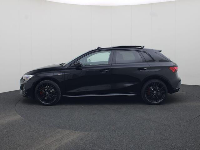 Audi A3 SPORTBACK 45 TFSI e S edition Competition Panoramadak · SONOS Sound System · 19'' lichtmetalen velgen · Sportstoelen alcantara