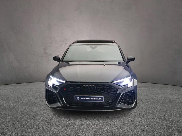 Audi A3 SPORTBACK 2.5 TFSI RS 3 quattro | Panorama Dak | Apple/Android Play | Adaptive Cruise | Camera | Carbon | Head-up | Matrix | Adaptief Demping Systeem | Sfeerverlichting | LED-lichtpakket |