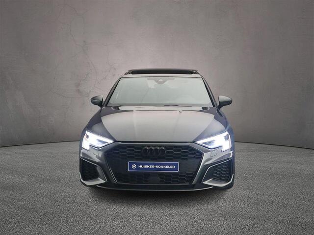 Audi A3 SPORTBACK 30 TFSI S edition | Panorama Dak | Adaptieve Cruise | Apple/Android Play | Matrix Led | Parkeer pakket | Led-lichtpakket |