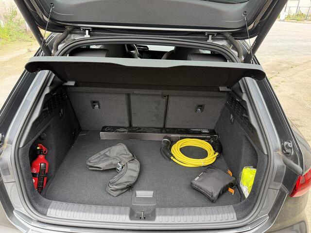 Audi A3 SPORTBACK 40 TFSI S Line | Adaptive cruise control | Trekhaak afneembaar | Lederen bekleding | Stoelverwarming | Camera | Elektrische achterklep | Dodehoeksensoren |