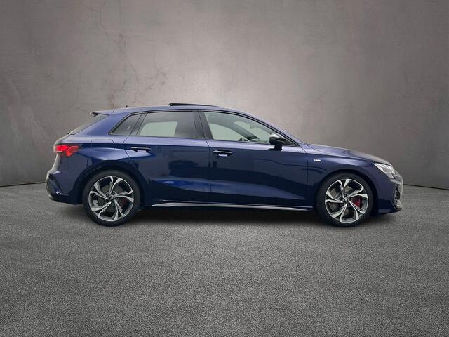 Audi A3 SPORTBACK 45 TFSI e 272PK S edition Competition | Panorama-Dak | Sonos | Alcanatara | Sfeerverlichting-Plus | 18-Inch | Achterruitrijcamera | Stoelverwarming | Hold-Assist |