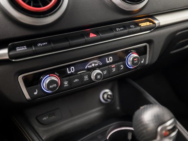Audi A3 SPORTBACK 35 TFSI CoD S-Line Sport 150Pk Automaat (PANORAMADAK, VIRTUAL COCKPIT, 2X S-LINE, APPLE CARPLAY, BLACK PACK, PLAT S-LINE SPORTSTUUR, SPORTSTOELEN, STOELVERWARMING, GETINT GLAS, NIEUWSTAAT)