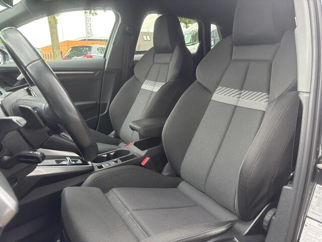 Audi A3 SPORTBACK 30 TFSI Business edition | Sportstoelen | Zwartehemel | Apple Carplay | Stoelverwarming