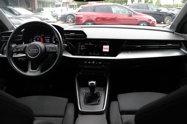 Audi A3 SPORTBACK 30 TFSI Business edition / Trekhaak / CarPlay / Parkeerhulp achter / 17'' / LED Koplampen / Getint glas / DAB / Cruise Control