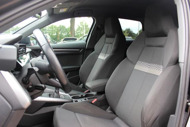 Audi A3 SPORTBACK 30 TFSI Business edition / Trekhaak / CarPlay / Parkeerhulp achter / 17'' / LED Koplampen / Getint glas / DAB / Cruise Control