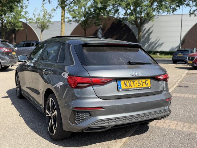 Audi A3 SPORTBACK 45 TFSI e S edition Competition 245 PK PHEV | VAN ¤ 34.900,- VOOR ¤ 32.877,- | UW WK-VOORDEEL: ¤ 2.023,- | S-LINE INTERIEUR & EXTERIEUR | PANORAMADAK | KEYLESS GO & START | BLACK OPTIC PAKKET | STOELVERWARMING | AUDI DEALER ONDERHOUDEN |