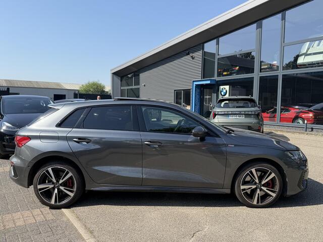 Audi A3 SPORTBACK 45 TFSI e S edition Competition 245 PK PHEV | VAN ¤ 34.900,- VOOR ¤ 32.877,- | UW WK-VOORDEEL: ¤ 2.023,- | S-LINE INTERIEUR & EXTERIEUR | PANORAMADAK | KEYLESS GO & START | BLACK OPTIC PAKKET | STOELVERWARMING | AUDI DEALER ONDERHOUDEN |