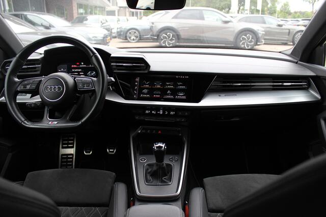 Audi A3 SPORTBACK 35 TFSI S edition / RS Seats / CarPlay / Navigatie / 19'' / Parkeerhulp achter / Stoelverwarming / DAB / ACC