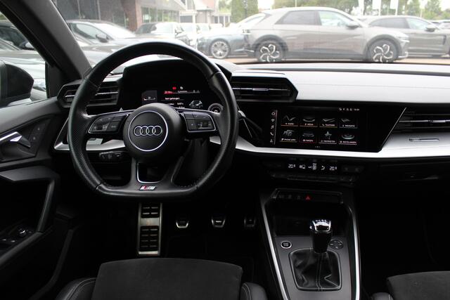 Audi A3 SPORTBACK 35 TFSI S edition / RS Seats / CarPlay / Navigatie / 19'' / Parkeerhulp achter / Stoelverwarming / DAB / ACC