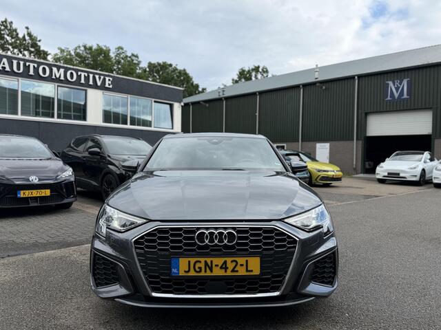 Audi A3 SPORTBACK 35 TFSI S edition | 3X S-LINE IN & EXTERIEUR + ONDERSTEL | MILD-HYBRIDE | NAVI + CARPLAY | STOELVERWARMING | CAMERA | ALL SEASON BANDEN | FULL LED | RIJKLAAR MET 12 MND BOVAG GARANTIE |