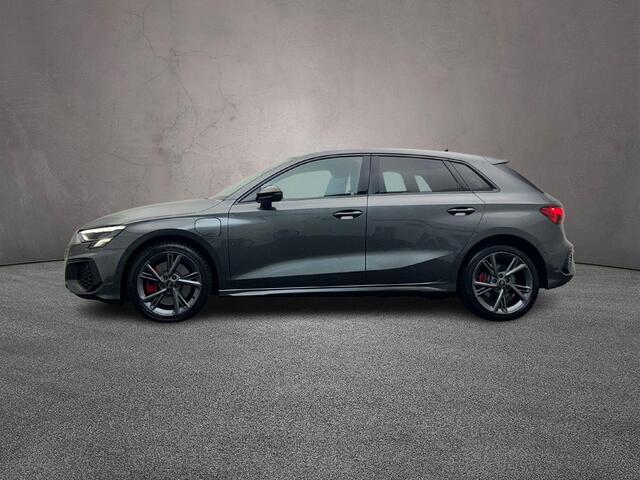 Audi A3 SPORTBACK 45 TFSI e 245PK S edition Competition | Trekhaak | Adaptive-Cruise | Stoelverwarming | Achterruitrij-Camera | 18-Inch | Parkeer-assistent |