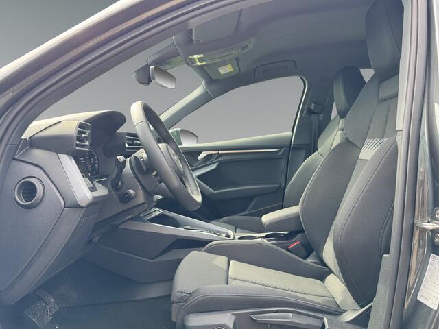 Audi A3 SPORTBACK 35 150pk TFSI S edition Parkeersensoren voor en achter | Sportstoelen zwarte stof | Stoelverwarming voorin