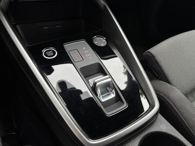 Audi A3 SPORTBACK 30 TFSI Business edition | Sportstoelen | Stoelverwarming | Apple Carplay | Matrix LED