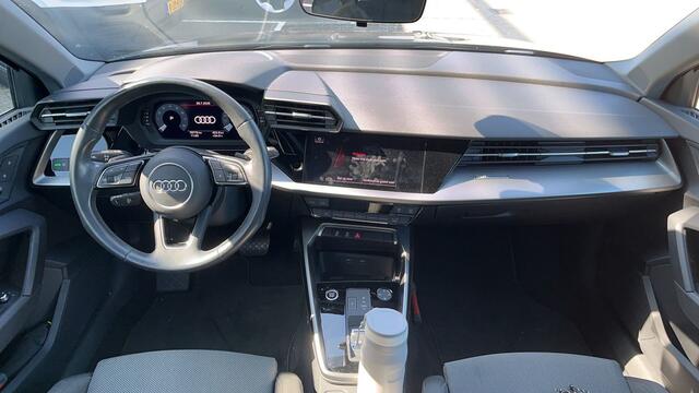 Audi A3 SPORTBACK 30 TFSI Business edition / Parkeersensoren Achter / LED / Audi Smartphone Interface / Cruise Control / Navigatie